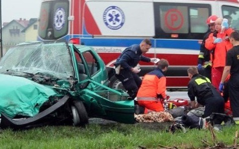 Kierowca nie żyje. Rodzina w szpitalu – AKTUALIZACJA