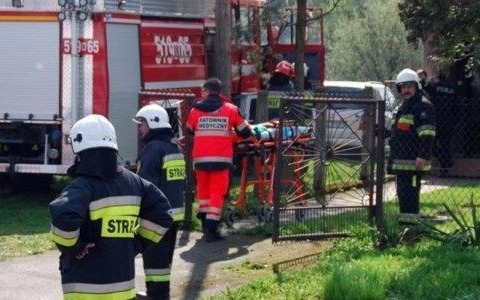 Ratownicy wyłamali okno, by wydostać nieprzytomnego