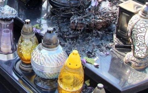 Podpalali nagrobki i kontenery na cmentarzu – FOTO
