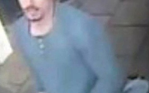 Wpadł z pistoletem na pocztę. Ktoś go poznaje? – FILM