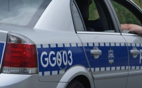 Pili piwo na placu zabaw