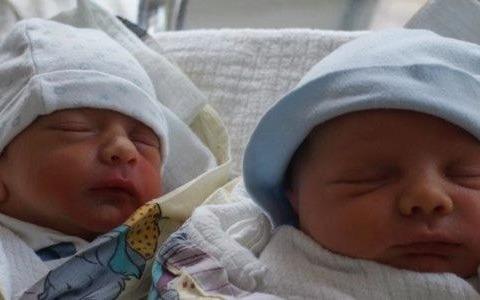 Bliźniaki zapraszają do galerii noworodkowej – FOTO