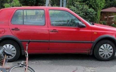 Senior na rowerze uderzył w samochód