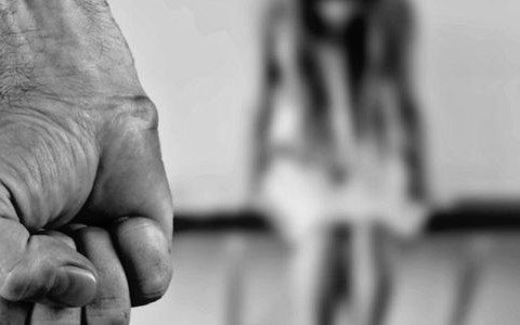 Rozbił butelkę na głowie żony