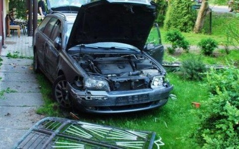 Po zderzeniu „wylądował” na ścianie domu – FOTO