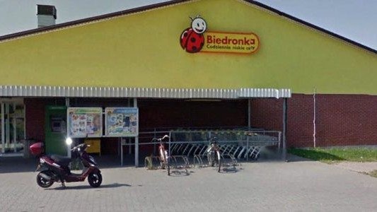 Okradli Biedronkę, pobili klienta