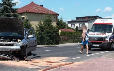 Wypadek osobówki i skutera. Wahadło na Chemików – FOTO