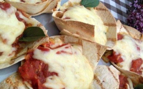 Nadziewane koszyczki z tortilli