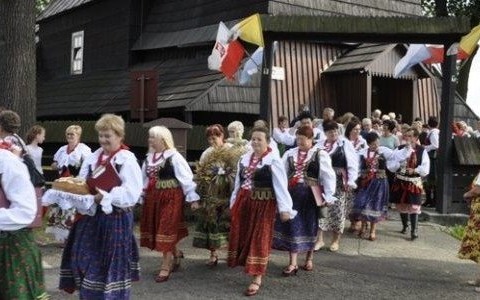 Barwny korowód dożynkowy w Porębie Wielkiej – FOTO