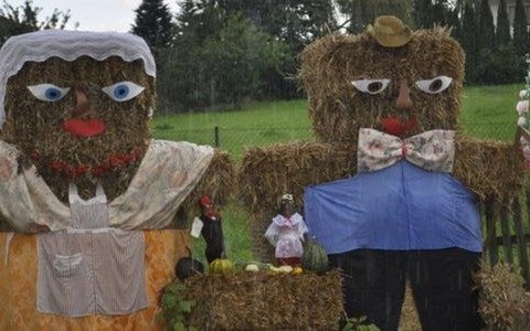 Baba i dziad ze słomy witali gości – FOTO