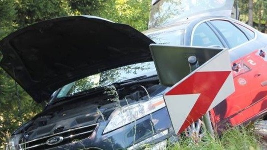 Zasłabł i uderzył w znak drogowy – FOTO