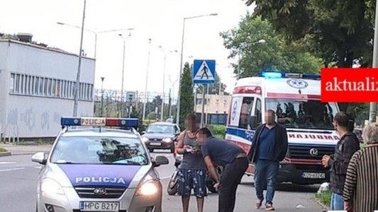 Przewrócił się, by nie uderzyć w samochód