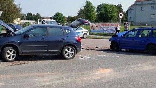 Nissan zderzył się z volkswagenem