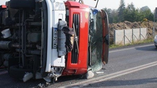 Bojowy wóz strażacki wylądował na boku – AKTUALIZACJA – FILM, FOTO