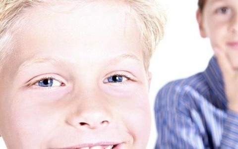 Mężczyzna zaczepia dzieci idące do i ze szkoły