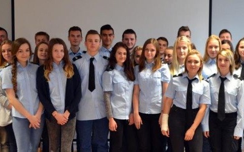 Przyszli policjanci w komendzie policji