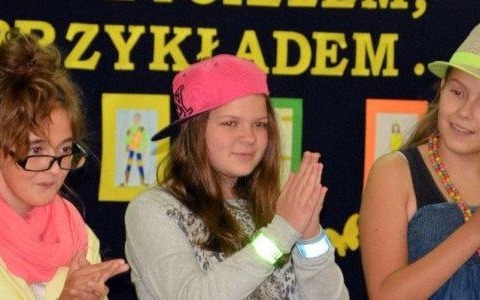 Odblaskowy pokaz mody nauczycielskiej – FOTO