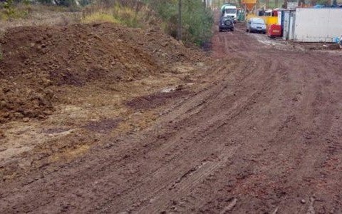 Błoto uniemożliwia im dojście do domów