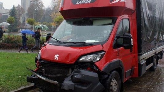 Trzy samochody zderzyły się w deszczu – FOTO