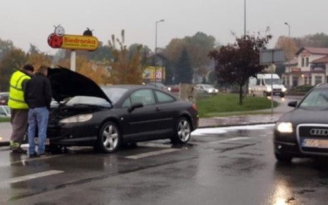 Samochód zapalił się na parkingu