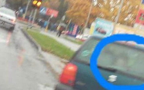 Niebezpieczna zabawa w samochodzie