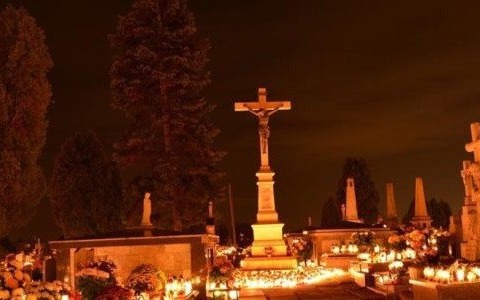 Nocna magia starego cmentarza – FOTO