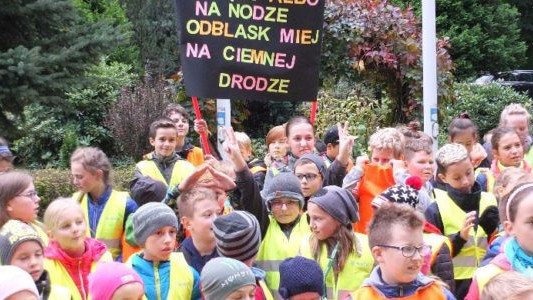 Trzeba chodzić z odblaskami, by nie zginąć pod kołami