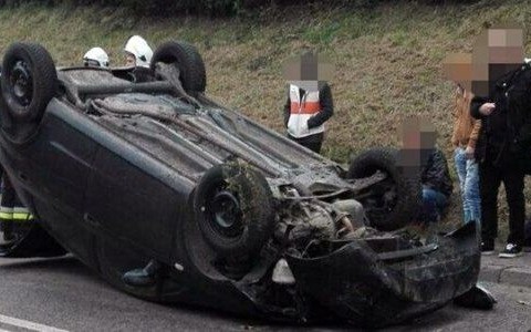 Uderzył w skarpę i wylądował na dachu