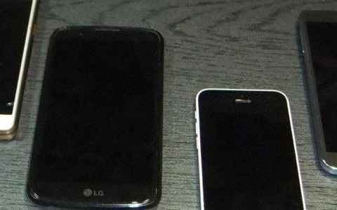 Zwinął trzy telefony, a jeden przywłaszczył