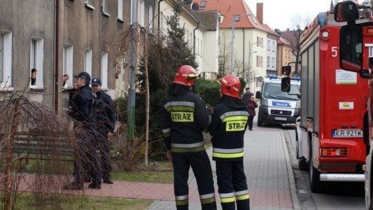 Pożar na Smoluchowskiego. Ogień pojawił się w piwnicy – FOTO