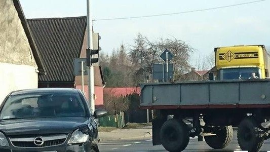 Bus zderzył się z osobówką. Utrudnienia na drodze krajowej