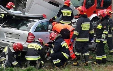 Zderzenie tira i mercedesa. Droga zablokowana – FOTO