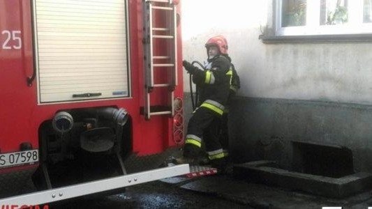 Ktoś wyniósł śmieci do piwnicy, a te się zapaliły – FOTO