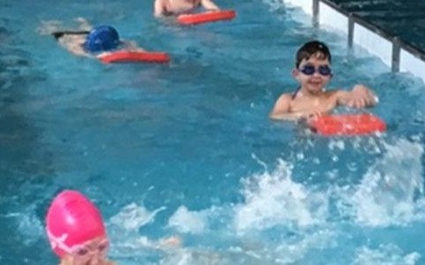 Uczniowie dwóch oświęcimskich szkół uczyli się pływać – FOTO