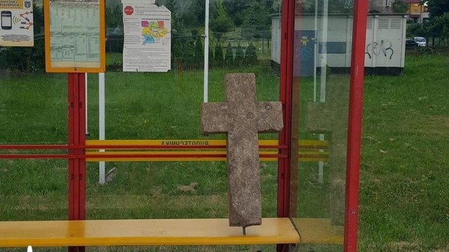 Krzyż na przystanku. Skąd się wziął?