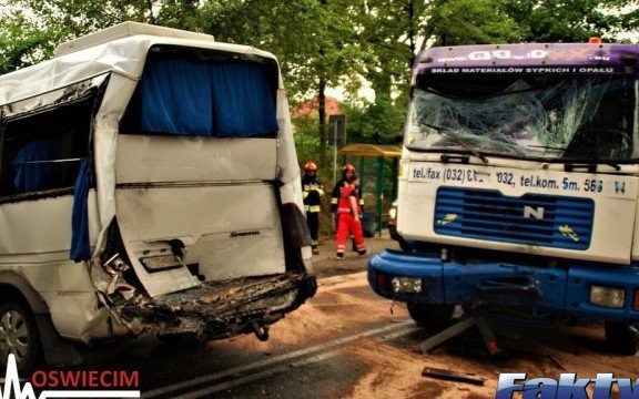 Ciężarówka uderzyła w busa – FOTO