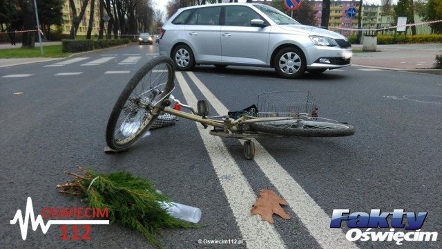 Senior wjechał rowerem wprost przed samochód – FOTO