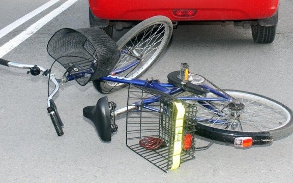 Rowerzysta wjechał mu na jezdnię więc go pobił