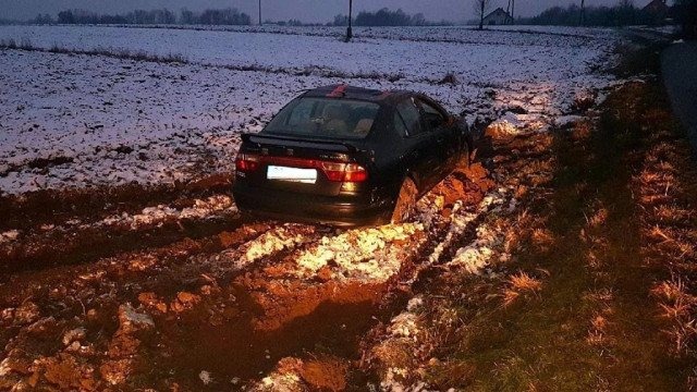 Jechał za szybko, zaliczył dachowanie i orankę