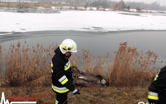 Seicento wpadło do stawu – FOTO