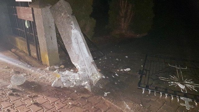 Wjechał w bramę cmentarza i uciekł