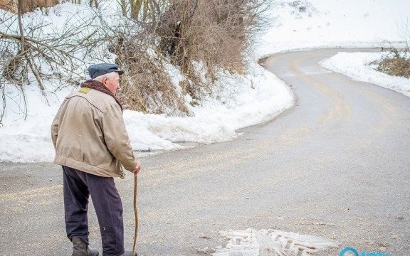 Senior na bruku. Pomógł patrol policji