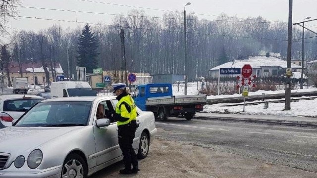 Policjanci z drogówki przy przejazdach kolejowych