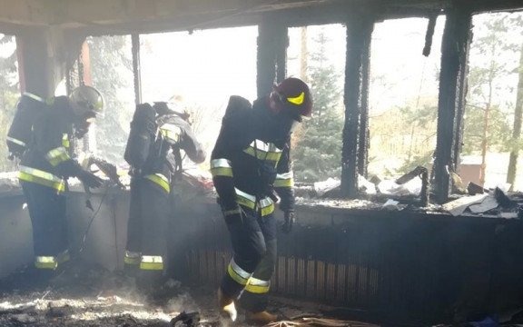 Palił się dom. Z ogniem walczyło 22 strażaków – FOTO