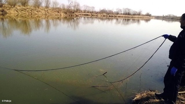 Rzeczni kłusownicy