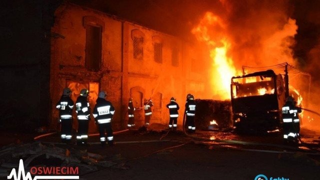 Ogień strawił tira w Łękach. Strażacy bronią budynku – FILMY, FOTO