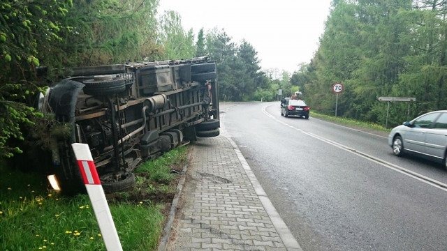 Przewrócił ciężarówkę na bok