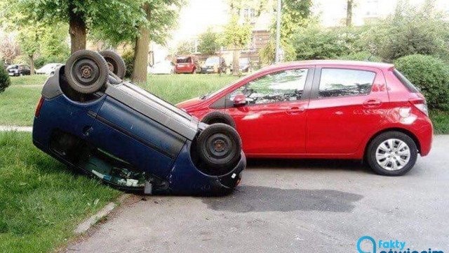 Przewrócili samochód na dach – FOTO