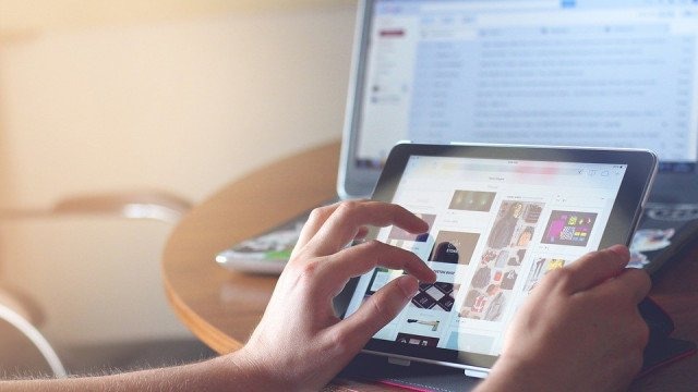 Jak odróżnić niewiarygodną informację od fake newsa?