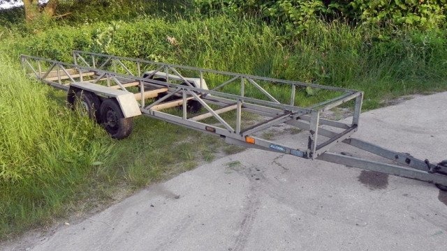 Ukradli opla insignię i przyczepę